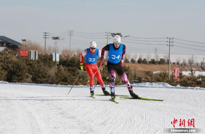 中国越野滑雪领军人物王强在公开组15公里赛中再