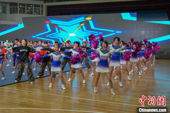 京津冀啦啦操邀请赛滦州开赛 近900名选手展青春