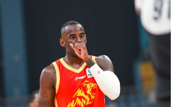 广厦逆转吉林塔克胡金秋爆发助球队两连胜