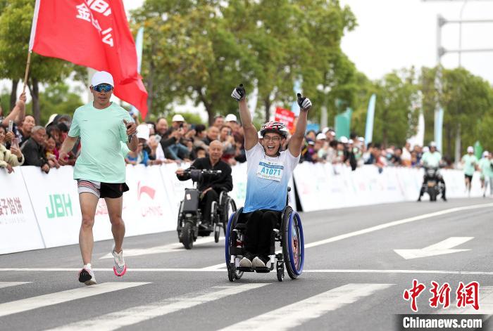 第六届全国肢残人轮椅马拉松在湖北荆门盛大举