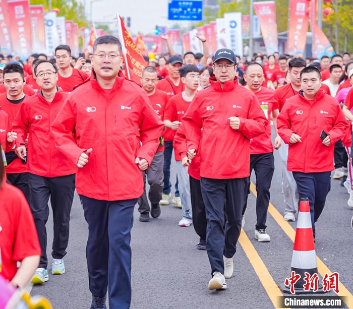 赵朝传与李应美刷新雄安马拉松纪录，科技保障