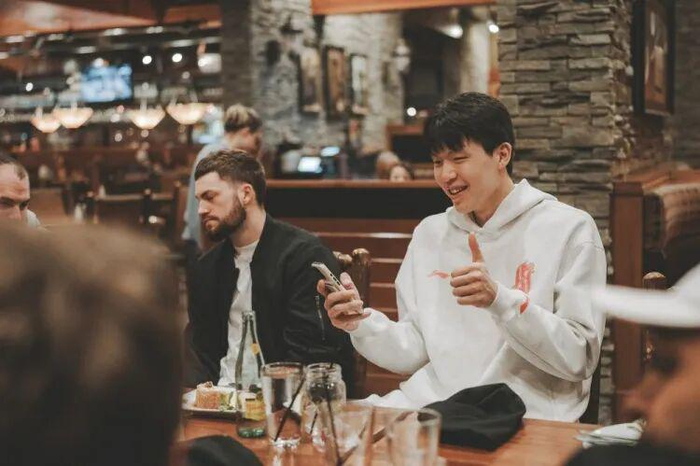 小杨异国聚餐获官方认可 情商执行力获赞