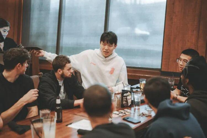 小杨异国聚餐获官方认可 情商执行力获赞