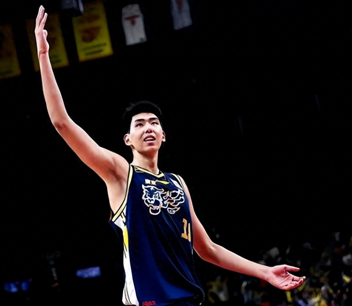 广州中锋徐昕获NBA试训邀请 西热力江：天赋与短